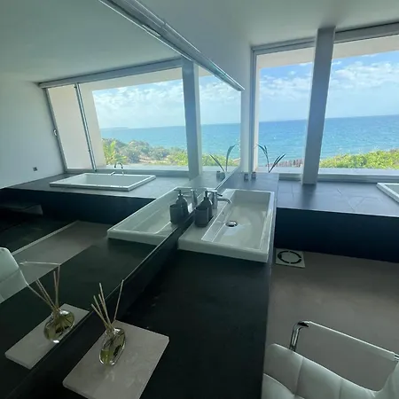 Marta Villa *
